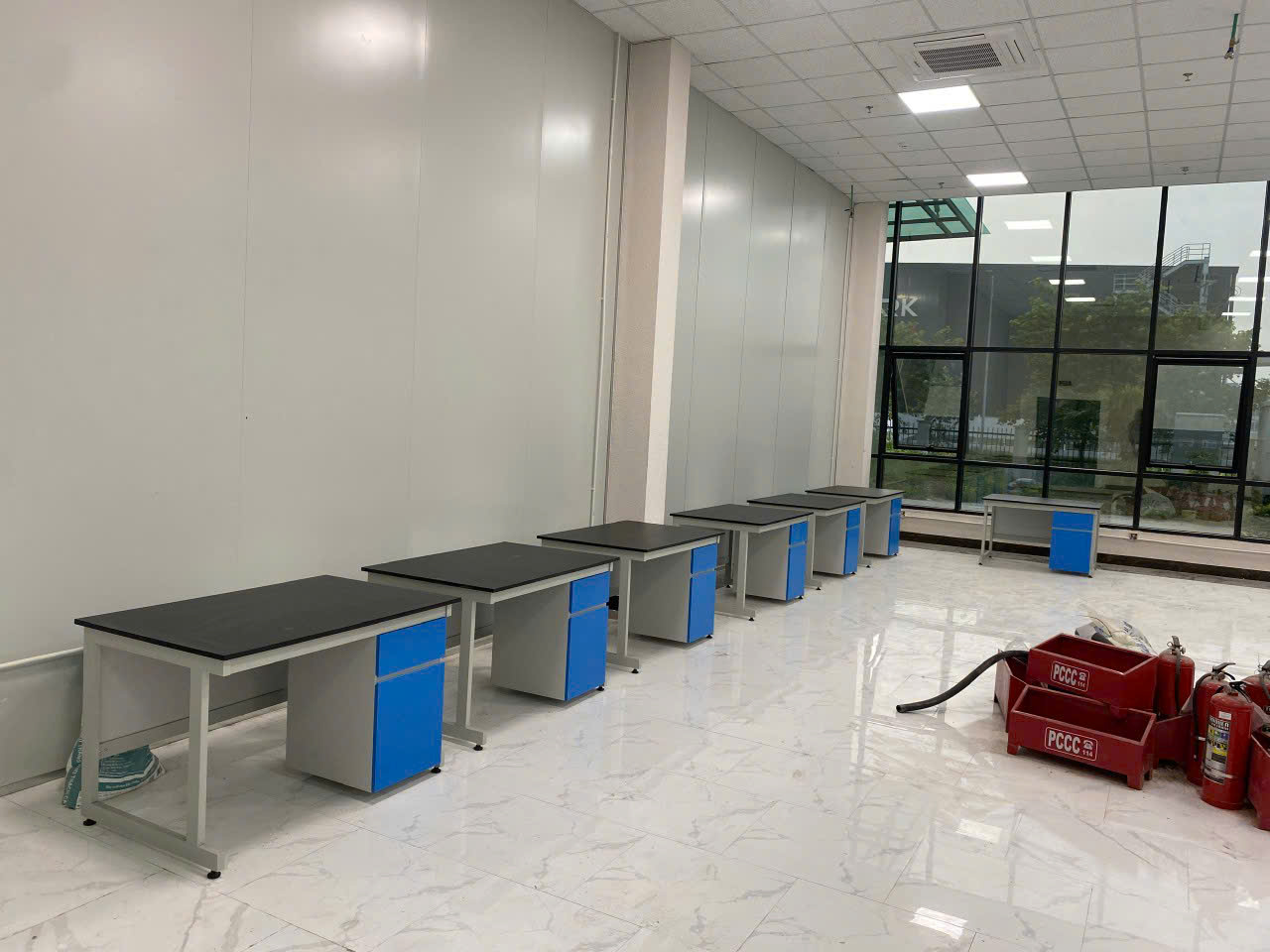 Bàn Thí Nghiệm Áp Tường Có Hộc 2m4 BAT-H04