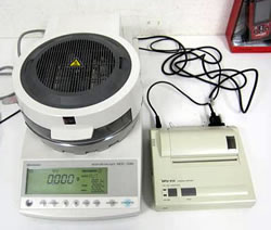 Cân Phân Tích Độ Ẩm Shimadzu MOC-120H