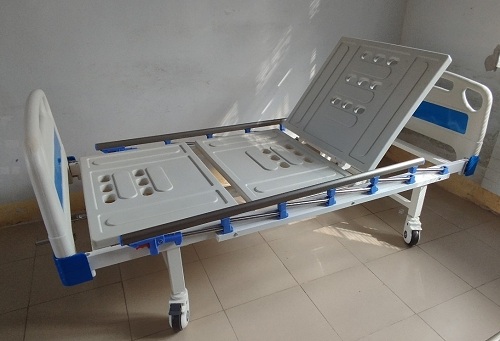 Giường Bệnh Nhân Hai Tay Quay Mặt Nhựa HNGC – 02TQ